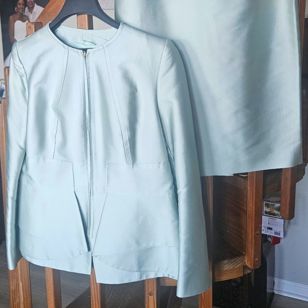 Fit for a queen 👸  RARE Escada Suit